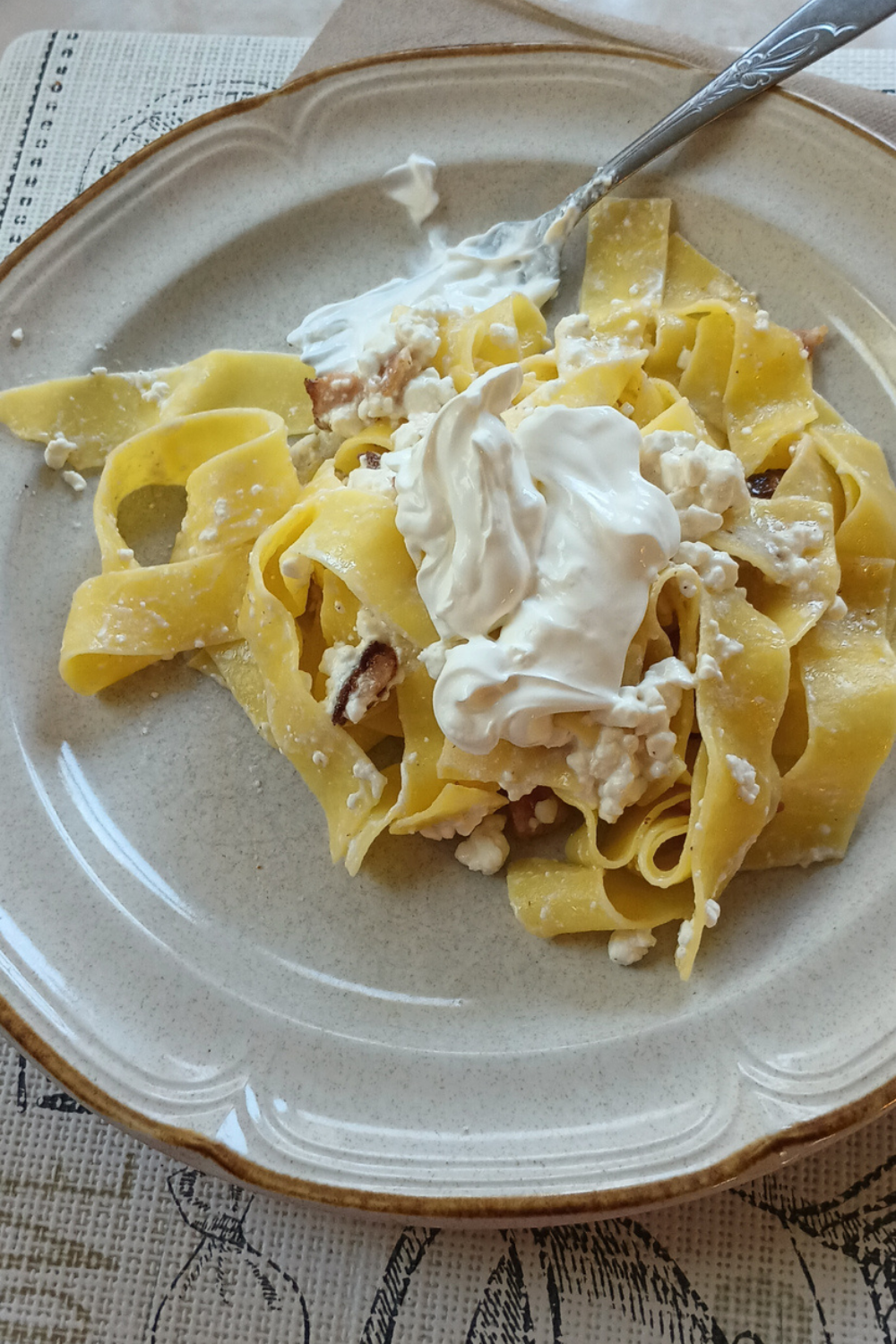 Túrós Csusza – Hungarian Cottage Cheese Noodles